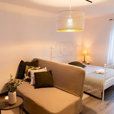 Apartment Geraeumige Ferienwohnung, 4 Schlafzimmer, Gute Anbindung, Ruhig, *