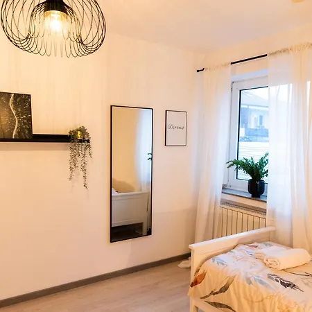 Geraeumige Ferienwohnung, 4 Schlafzimmer, Gute Anbindung, Ruhig, Apartment