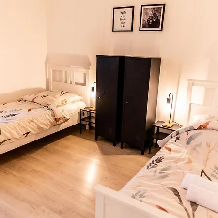 Apartment Geraeumige Ferienwohnung, 4 Schlafzimmer, Gute Anbindung, Ruhig, *