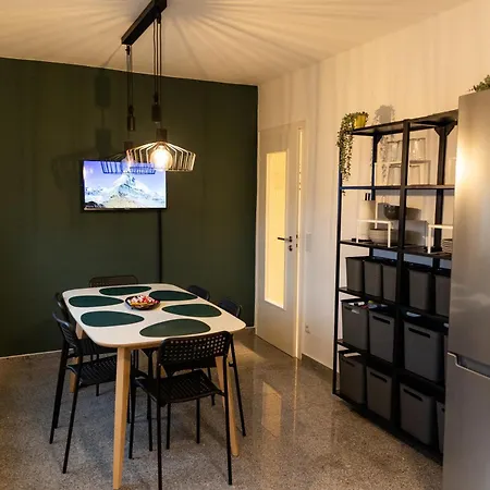 Geraeumige Ferienwohnung, 4 Schlafzimmer, Gute Anbindung, Ruhig,