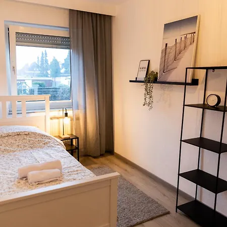 Geraeumige Ferienwohnung, 4 Schlafzimmer, Gute Anbindung, Ruhig,