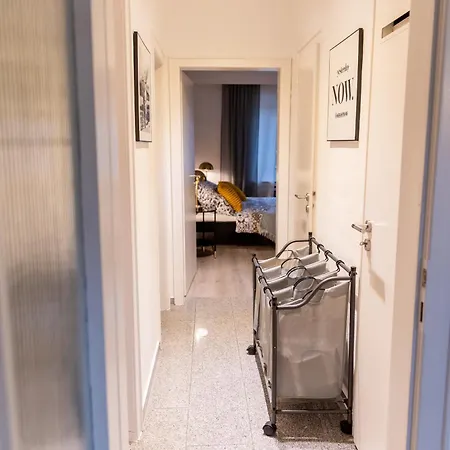Geraeumige Ferienwohnung, 4 Schlafzimmer, Gute Anbindung, Ruhig, Apartment