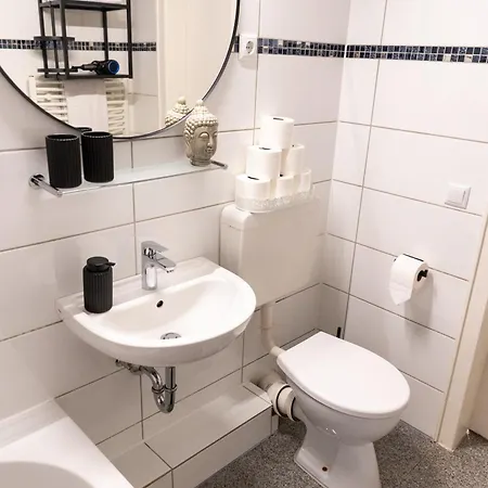 Apartment Geraeumige Ferienwohnung, 4 Schlafzimmer, Gute Anbindung, Ruhig, *